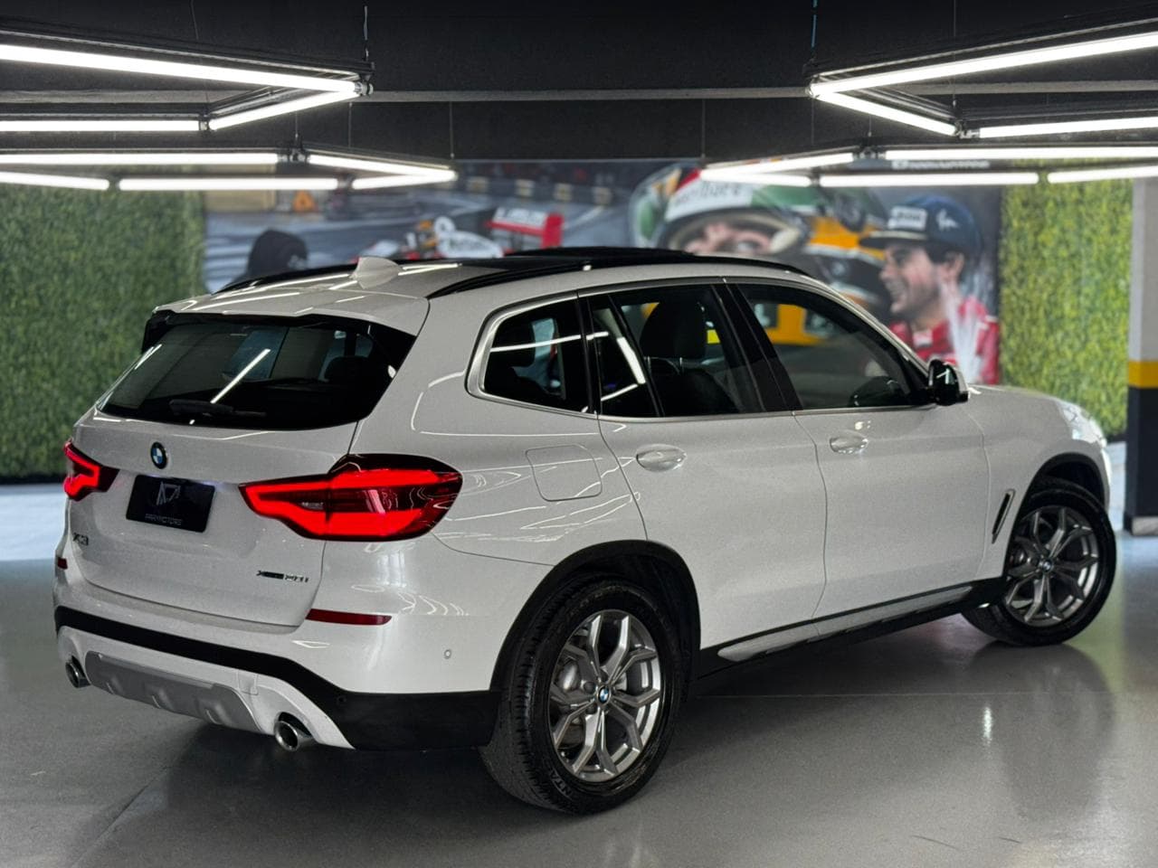 Traseira da BMW X3 XLine branca em um showroom de luxo