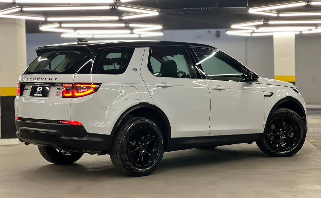 Traseira da BMW X3 XLine branca em um showroom de luxo